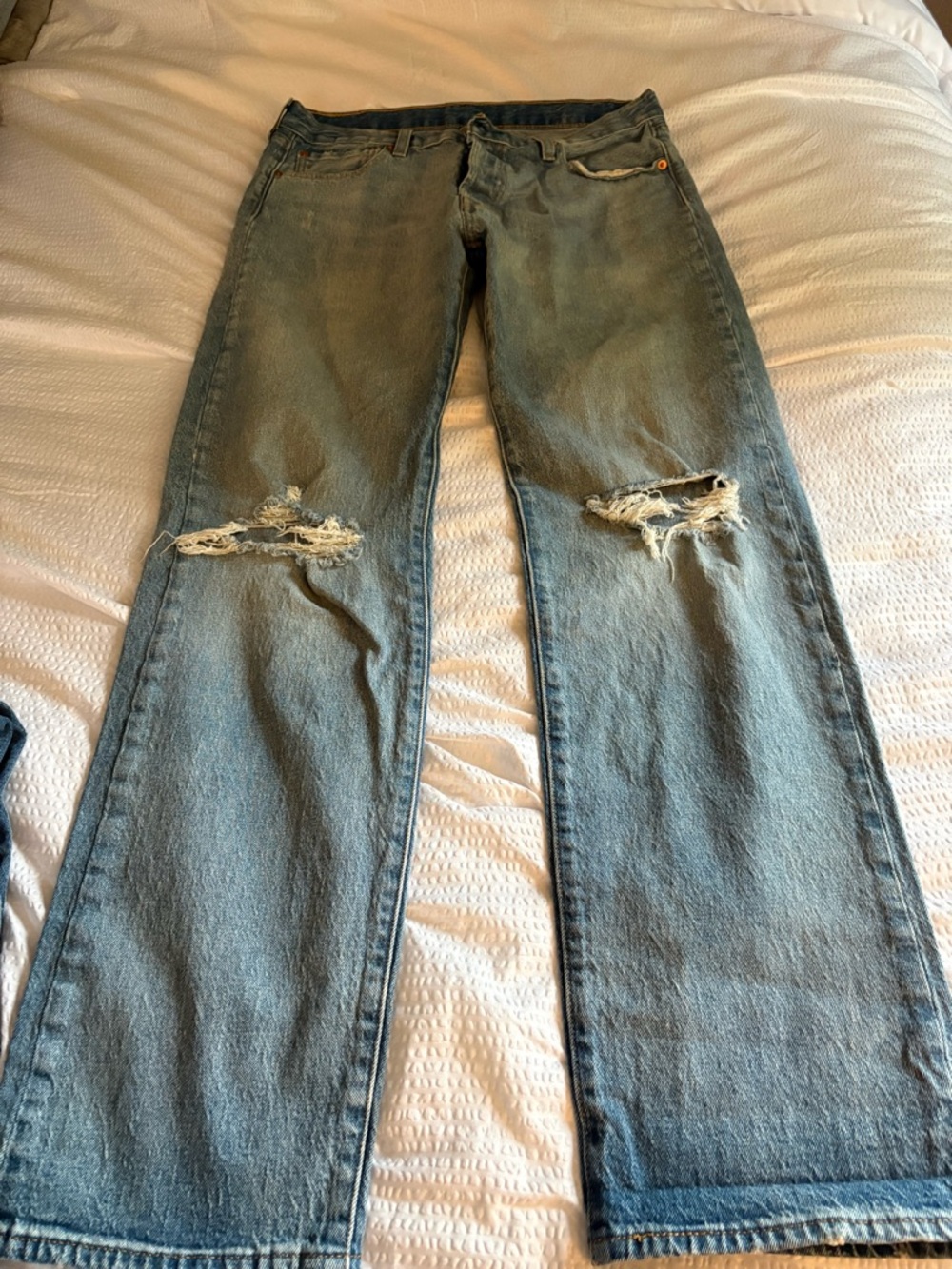 Levi's Men's Light Blue Straight-Leg Ripped Jeans